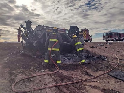 Se procedió a sofocar el fuego, mismo que se extendió por todo el vehículo. (EL SIGLO DE TORREÓN)