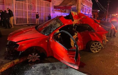 Cuatro personas murieron y otras dos resultaron heridas al impactarse el vehículo en el que viajaban contra un poste cuando circulaban sobre la avenida Central, en la colonia Florida, durante la madrugada de este domingo. (ESPECIAL)