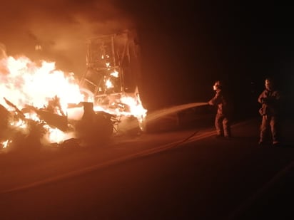 El tráiler siniestrado transportaba toneladas de melones y tenía como destino final el estado de Puebla. (EL SIGLO DE TORREÓN)