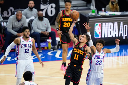 Trae Young (11) metió 21 puntos y repartió 10 asistencias en la victoria de Atlanta 103-96 sobre Filadelfia. (AP)