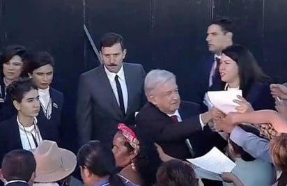 Ser ayudante de López Obrador se ha convertido en un trampolín para ganar sueldos por arriba de 107 mil pesos y aspirar a cargos de elección popular en Morena. (ESPECIAL)