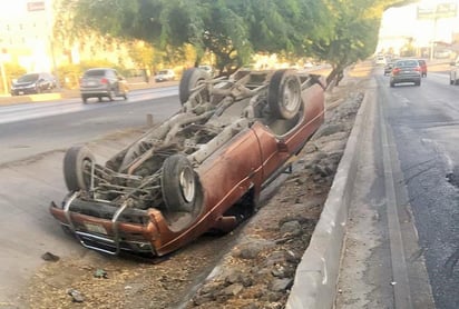 El hombre argumentó que un camión le cerró el paso y provocó que se descontrolara. (EL SIGLO DE TORREÓN)