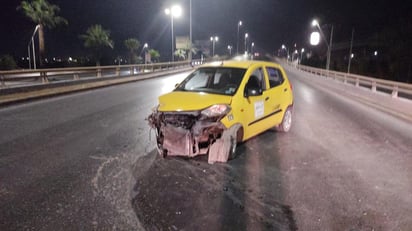 El chofer perdió el control del volante, giró a su derecha y se impactó contra la protección lateral de concreto y metal. (EL SIGLO DE TORREÓN)