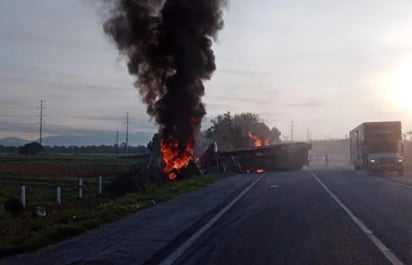 El conductor de la unidad, identificado como Félix Roman de 44 años, contó a los elementos de la Guardia Nacional, División Carreteras, que en una pendiente, al incorporarse a esta vía, perdió el control al presentarse una falla mecánica en el automotor que tripulaba.
(ESPECIAL)