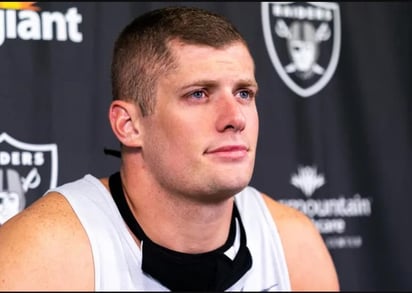 Carl Nassib, defensive end de los Raiders de Las Vegas, se convirtió el lunes en el primer jugador activo de la NFL abiertamente gay. (ESPECIAL) 