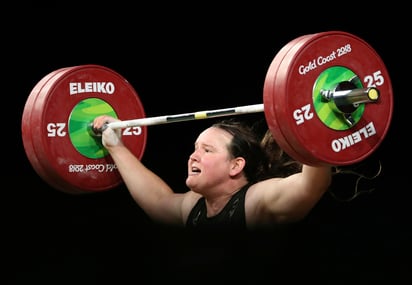 En esta imagen del 9 de abril de 2018, la neozelandesa Laurel Hubbard levanta peso en la final de mujeres de más de 90 kilos en los Juegos de la Mancomunidad de 2018, en Gold Coast, Australia. Nueva Zelanda confirmó el lunes 20 de junio de 2021 que Hubbard formaría parte de su equipo femenino de halterofilia en los Juegos Olímpicos de Tokio. Hubbard será la primera deportista trans que compite en una cita olímpica. (AP Foto/Mark Schiefelbein, Archivo)