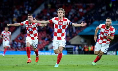 Cuando más se le necesitaba, Luka Modric (10) respondió y con un golazo marcó el tanto que rompió el empate a uno, en la victoria de Croacia 3-1 sobre Escocia en la Eurocopa. (AP)