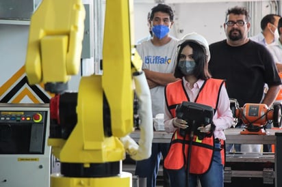 Se entregó la segunda etapa de estacionamiento fotovoltaico en la Universidad Tecnológica de La Laguna de Durango (UTLD) en Lerdo, la demostración de un vehículo eléctrico, la entrega de un robot 120 IBDE y la entrega del Centro de Servicios y Capacitación Minera, que beneficiará a los alumnos. (ARCHIVO)