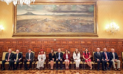 El presidente de México, Andrés Manuel López Obrador, se reunió este jueves en el Palacio Nacional con los 11 gobernadores electos de su partido, el izquierdista Movimiento Regeneración Nacional (Morena), que vencieron en las elecciones intermedias del 6 de junio, para festejar el triunfo, cerrar filas y acordar los nuevos pasos a seguir. (EFE)