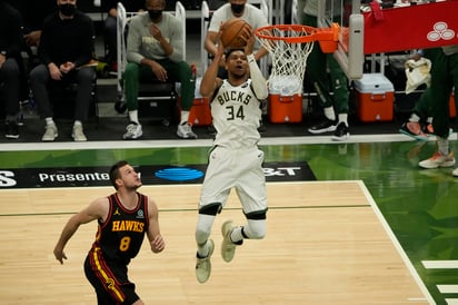 Giannis Antetokounmpo (34) metió 25 puntos y bajó 9 rebotes, en la victoria de Bucks 125-91 sobre Halcones. (ESPECIAL)