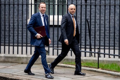 El nuevo ministro de Sanidad del Reino Unido, Sajid Javid, tomó este domingo la riendas de la estrategia británica contra la pandemia, en un momento en el que los contagios de COVID-19 han vuelto a dispararse y la variante delta, más transmisible, se ha hecho predominante en el país. (ARCHIVO)