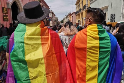 'Perdóname, mamá, por haber nacido así, por haberte decepcionado y causado este dolor', escribió Acxel en la carta que dirigió a su madre en 2016, cuando le confesó que es gay. (ARCHIVO)