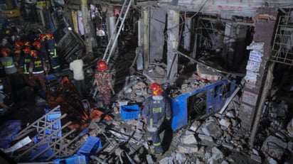 Al menos siete personas murieron y 52 resultaron heridas este domingo en una explosión provocada por un escape de gas en un edificio comercial de tres plantas de Dacca. (ESPECIAL) 