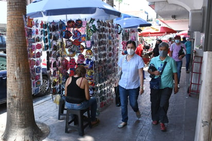 En un recorrido por las calles del primer cuadro de la ciudad, se observó a vendedores en las banquetas, frente a los negocios establecidos, lo que causa molestia y preocupación a los comerciantes. (FERNANDO COMPEÁN)