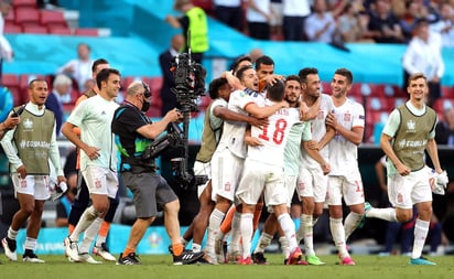 La selección española regresa a puestos de privilegio, entre las ocho mejores del viejo continente, tras un duelo repleto de locura ante Croacia (3-5), superior desde el juego pero víctima de regalos que resucitaron a un rival que exhibe orgullo, forzaron una prórroga que decidió Dani Olmo con dos asistencias, a Álvaro Morata y Mikel Oyarzabal, que dan el pase a cuartos. (EFE)