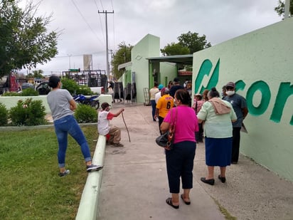 En las instalaciones del CONALEP dio inicio el pago de los apoyos para los beneficiarios del programa de 68 y más, incluyendo aquellas 980 personas a las que se les venció la tarjeta en la que se les deposita de Banorte y por lo cual recibirán el pago en efectivo; además de que ahora recibirán la cantidad de tres mil 100 pesos por bimestre. (RENÉ ARELLANO)