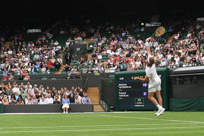 El torneo de Wimbledon anunció este martes el retraso del comienzo del dobles, hasta el jueves, y el acortamiento de las dos primeras rondas del mejor de cinco sets al mejor de tres en hombres. (EFE) 
