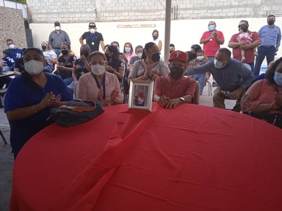 Familiares y amigos de quienes se adelantaron en el camino, acudieron a la ceremonia, llevando fotografías y objetos de recuerdo. (ESPECIAL)