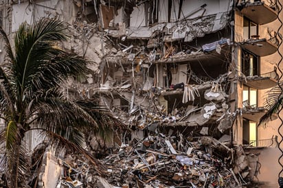 La alcaldesa de Miami-Dade, Daniella Levine Cava, confirmó este viernes que otros dos cadáveres han sido extraídos de los escombros del edificio parcialmente caído en Surfside, lo que eleva la cifra de víctimas mortales a 22. (EFE) 
 