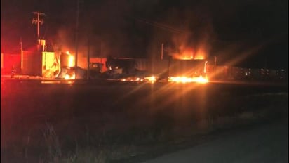 Los hechos se registraron a las 01:00 horas en la carretera estatal 124 en el Libramiento Oscar Flores Tapia, a la altura del kilómetro 11 + 100, cuando el tractocamión color blanco blanco marca Kenworth detiene su marcha para retornar.
(EL SIGLO DE TORREÓN)