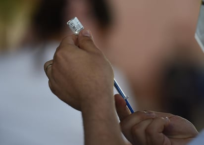 Esperan que en unas dos semanas “den luz verde” para el inicio de la aplicación de la vacuna contra COVID-19, para personas de 40 años en adelante, en el municipio de Lerdo. (ARCHIVO)
