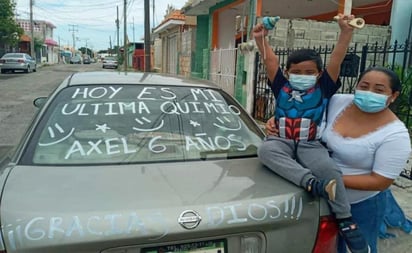  Axel tiene 6 años de edad y fue diagnosticado con una enfermedad muy parecida a la leucemia, que lo obligó a iniciar una batalla con quimioterapias; un año después, festejó haber recibido la última de ellas y haber vencido el mal. (ESPECIAL)