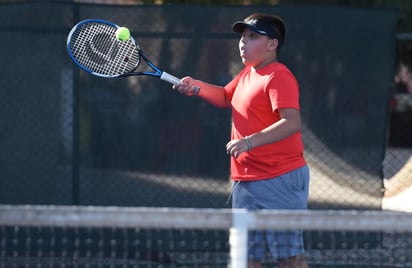 Medio centenar de entusiastas jugadores laguneros, dieron vida a un exitoso Torneo Relámpago de Tenis que tuvo como sede las instalaciones del Club San Isidro en esta ciudad, donde se vivió un estupendo ambiente de sana competencia y tremendo nivel. (ARCHIVO)
