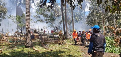 Las autoridades filipinas elevaron este lunes a 50 las víctimas mortales del accidente de un avión militar ocurrido en el sur de Filipinas, tres de ellas civiles, mientras que 53 personas, incluidos cuatro civiles resultaron heridos en el siniestro.
