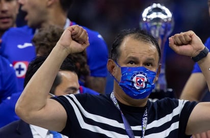 Cruz Azul anunció la renovación de contrato con Juan Reynoso por dos años más, con video incluido y una cadena de tuits desde que se anunció su fichaje el 2 de enero, hasta videos donde el técnico aseguraba que no se les podía escapar el campeonato. (ARCHIVO) 
