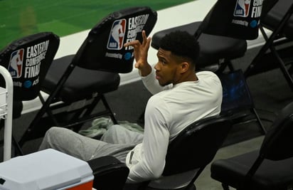 Los Bucks de Milwaukee actualizaron la situación de su astro Giannis Antetokounmpo, al considerar “discutible” su participación en el primer partido de la serie final de la NBA, que se disputaba el martes por la noche. (AP) 