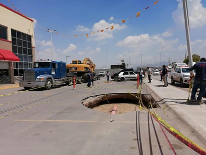 Fue en el estacionamiento de la plaza comercial construida en el sector donde las autoridades ubicaron el hueco en el pavimento de aproximadamente 3 metros, por lo que resguardaron el área.
(EL SIGLO DE TORREÓN)