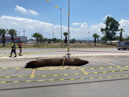 La Dirección de Protección Civil en Gómez Palacio descartó que el colapso en una de las líneas de drenaje que se registró dentro del estacionamiento de una cadena de venta de pollos en la colonia San Antonio sobre el bulevar Ejército Mexicano, se trate de un abra o de un socavón.
(EL SIGLO DE TORREÓN)