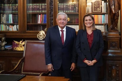 Tras una reunión de poco más de una hora, María Eugenia Campos Galván (PAN), gobernadora electa de Chihuahua, informó que acordó con el presidente Andrés Manuel López Obrador mantener una relación de comunicación y de confianza para trabajar de manera coordinada especialmente en el combate a la pobreza, la seguridad y atender el tema fronterizo. (TWITTER)