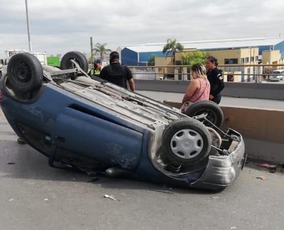 El accidente sucedió minutos después de las 10:00 horas de la mañana del miércoles, en los carriles de circulación que dirigen de Lerdo a Torreón en la curva del puente vehicular localizado sobre el bulevar Ejército Mexicano (periférico).
(EL SIGLO DE TORREÓN)