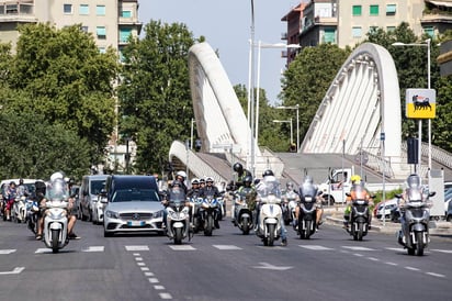 La diva será despedida con unas exequias de tres días que dieron inicio este miércoles con un recorrido por los estudios televisivos en los que nació y acrecentó su leyenda, los de la televisión pública RAI, como una última gira.
(EFE)