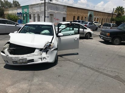 La unidad no respetó la preferencia y fue impactada en su costado derecho por un automóvil Nissan Sentra, color blanco, el cual circulaba de poniente a oriente por la avenida Ocampo y era tripulado por Perla de 18 años de edad.
(EL SIGLO DE TORREÓN)