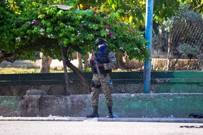 Cuatro supuestos asesinos del presidente haitiano, Jovenel Moise, fueron abatidos por la Policía y otros dos fueron detenidos este miércoles, anunció el director general de la Policía, Léon Charles. (EFE) 
