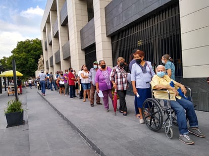 Desde temprana hora se formaron largas filas en el Palacio Federal para recoger las órdenes de pago. (ANGÉLICA SANDOVAL)