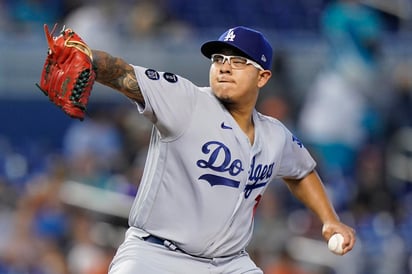 Julio Urías en acción durante el primer inning de un juego que los Dodgers ganaron 6-1 a los Marlins el 8 de julio del 2021 en Miami. Fue su undécima victoria de la temporada, la cifra más alta en las mayores. (AP Photo/Wilfredo Lee)