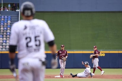  La falta de bateo oportuno y una increíble jugada de Anthony Giansanti en la octava entrada, llevaron a los Algodoneros del Unión Laguna a caer esta noche ante los Sultanes de Monterrey por apretada pizarra de 3 carreras a 2, en la conclusión de la serie disputada en el estadio de beisbol Monterrey. (TWITTER)