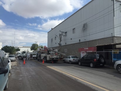 Un tráiler derribó un poste de luz y dejó sin servicio a empresas de más de tres cuadras de la Zona Industrial de Gómez Palacio. (GUADALUPE MIRANDA)