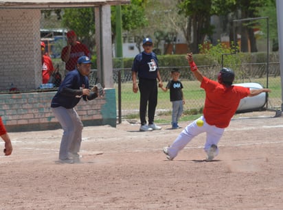 Cerradas jugadas sobre el diamante, se presentaron durante la jornada anterior de este competitivo circuito de softbol dominical.