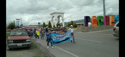 Ejidatarios y campesinos de diferentes poblados del municipio de Parras de la Fuente, llevaron a cabo una marcha para denunciar a la empresa Casa Madero, a la cual acusaron de intentar apoderarse del agua que se utiliza en varias comunidades para sus actividades económicas. (ARCHIVO) 
