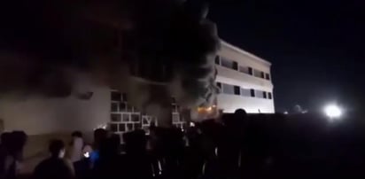 Un incendio devastó una sala para pacientes de COVID-19 en el sur de Irak, causando la muerte de al menos 50 personas y dejando heridas a decenas más, informaron funcionarios médicos el lunes. (ESPECIAL)