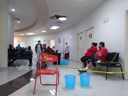 Van por impermeabilización del techo del Hospital General de Torreón para evitar filtraciones de agua como las que se registraron en recientes días debido a las lluvias que azotaron en la Región Lagunera. (ARCHIVO)