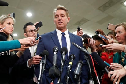 El presidente de Estados Unidos, Joe Biden, nominó este martes al exsenador republicano Jeff Flake, que estuvo enfrentado con el exmandatario Donald Trump, como nuevo embajador estadounidense ante Turquía. (ARCHIVO) 
