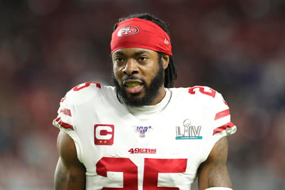 En foto del 2 de febrero del 2020 el cornerback de los 49ers de San Francisco Richard Sherman en el Super Bowl 54 ante los Chiefs de Kansas City en Miami. El miércoles 14 de julio del 2021, Sherman es arrestado en Seattle por intentar meterse a una casa. (AP Photo/Gregory Payan, File)