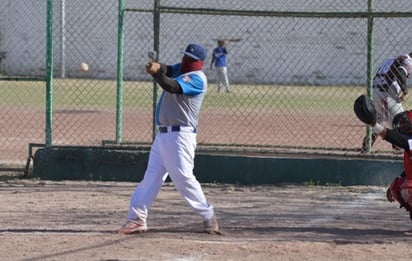 Par de juegos muy cerrados y otros dos en los que hubo amplia diferencia, entregó la sexta jornada de la temporada “Manuel García” en la Liga de Beisbol Súper Máster de La Laguna, en la que decenas de peloteros veteranos se activan cada semana. (ARCHIVO) 
