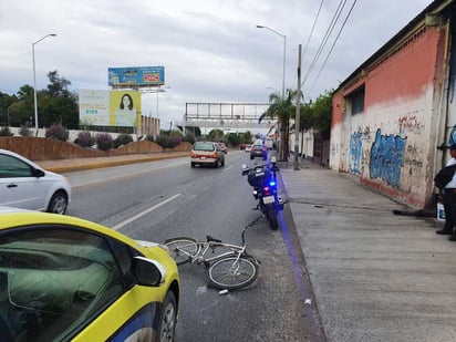 Los agentes lograron detener al presunto ladrón y asegurar la bicicleta, que había sido robada momentos antes. (EL SIGLO DE TORREÓN)