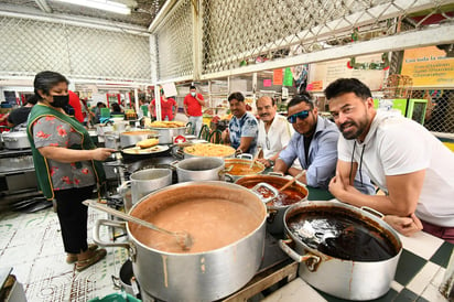 A comer. Los guisos de uno de los locales despertaron el hambre de los integrantes de Tropicalísimo Apache de Arturo Ortiz.